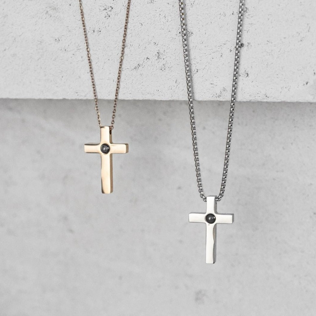 Cross projection necklace