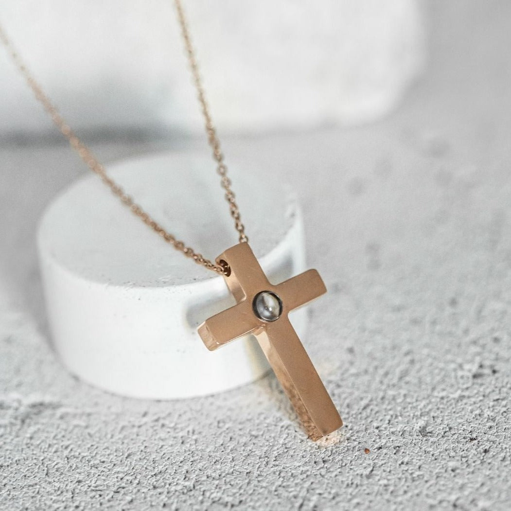 Cross projection necklace