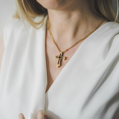 Cross projection necklace