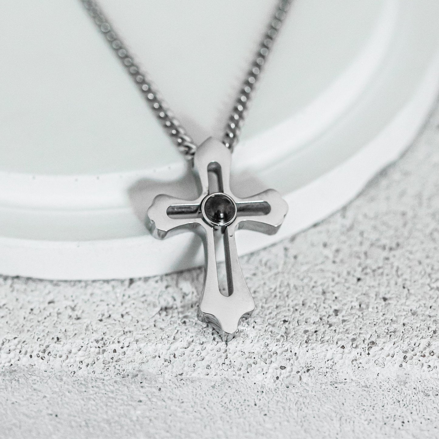 Cross projection necklace