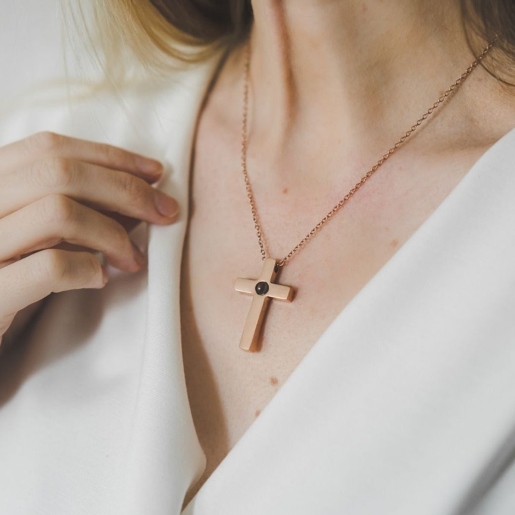 Cross projection necklace