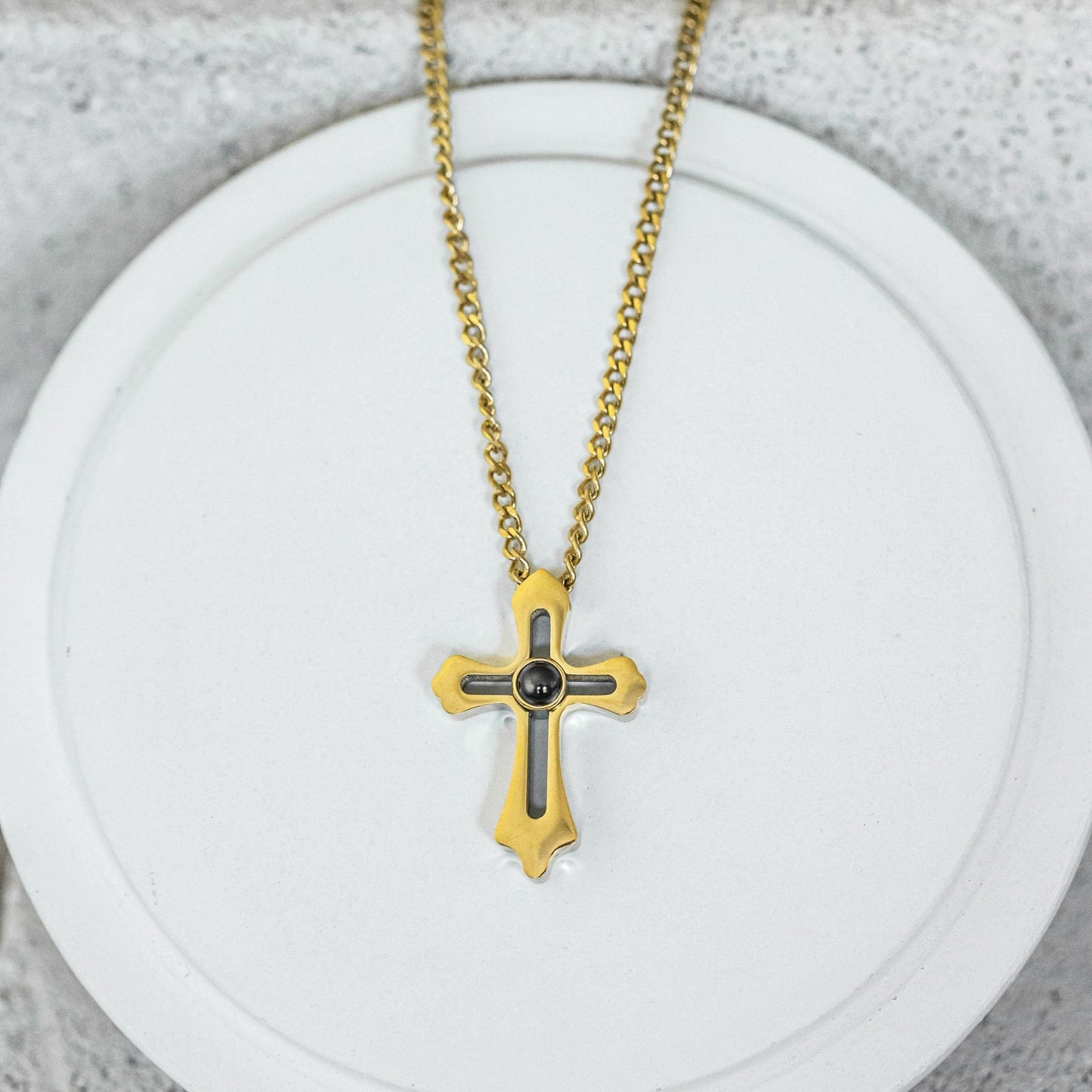 Cross projection necklace