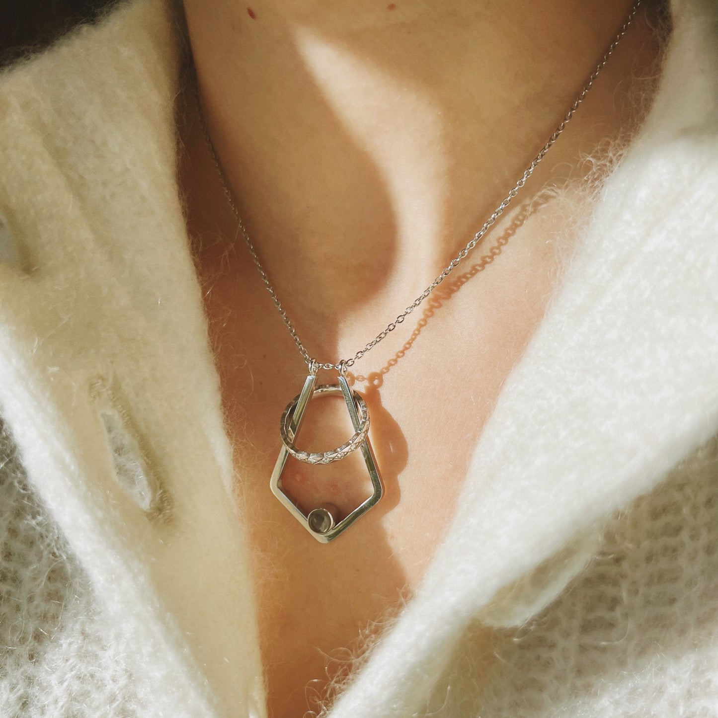 Ring holder projection necklace